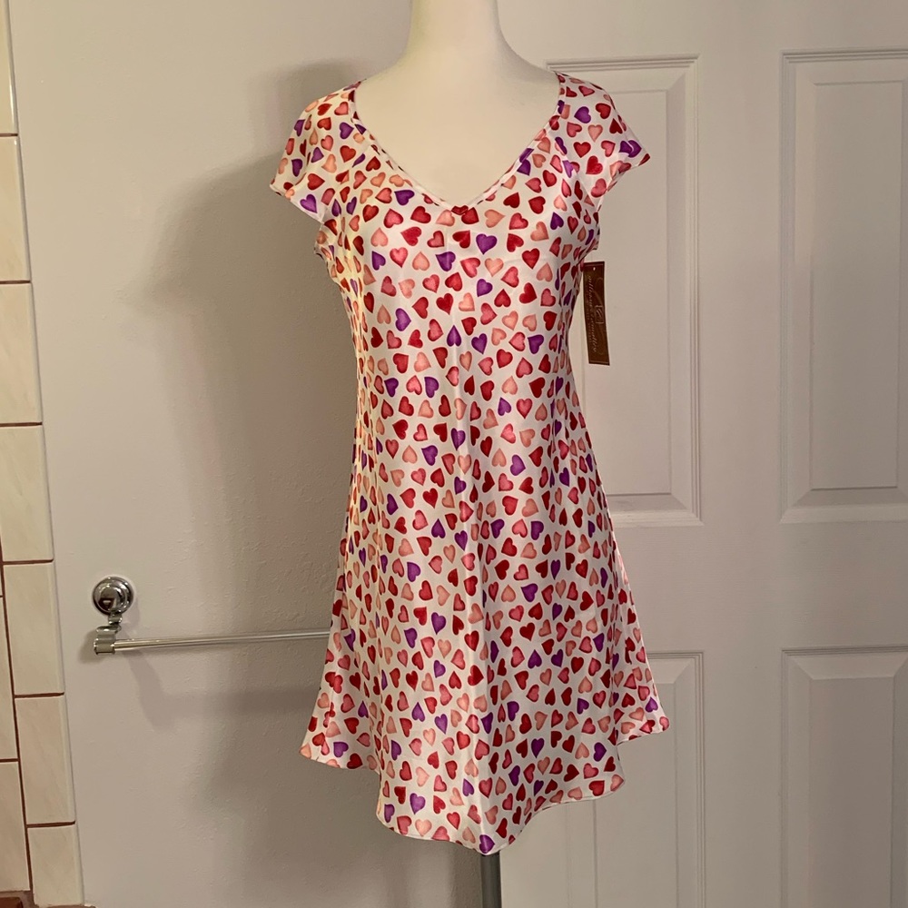 "Gilligan & O'Malley"
Pearl White Chemise with Pink & Purple Hearts
Size S
NWT
